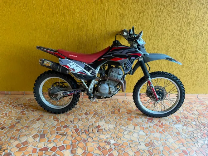 Moto XR preparada para trilha