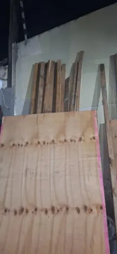 Vendo 8 Tapumes e 13 Barrotes de pinho