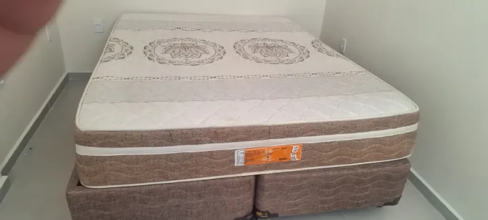 Cama Box Queen + Colchão de Molas Mercosul - Excelente Estado