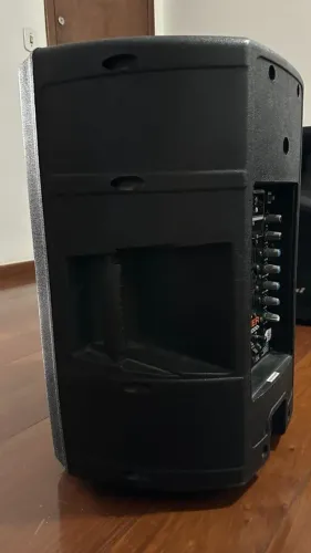 Caixa amplificada Hayonik Hunter 2000A, portátil com mixer embutido.