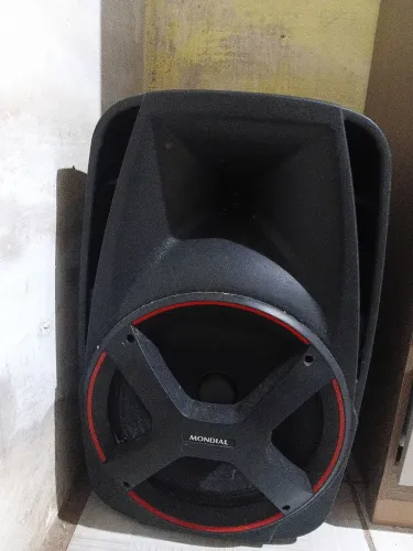 Caixa de som em perfeito estado, com carregador cabos e microfone 