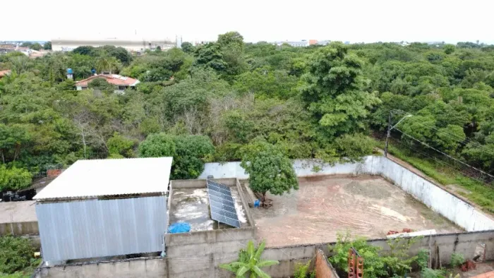 Vendo área de 700m² com um galpão e salão com escritório e dois banheiros.
