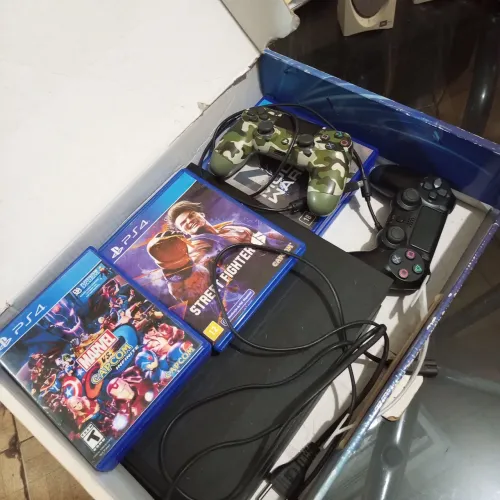 Playstation 4 500gb/ 7 games físicos Marvel vs, street 5/6, God war...