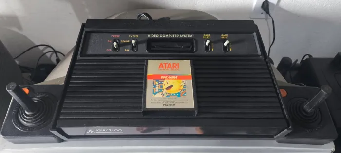 Atari 2600 Polyvox + Pac-Man + 2 Controle e Mod AV