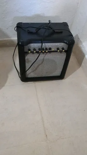 Cubo amplificador de guitarra 