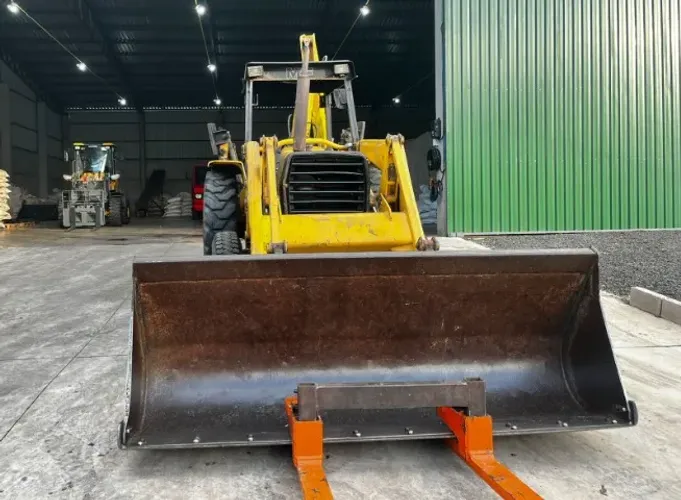 RETROESCAVADEIRA MASSEY FERGUNSON HS86