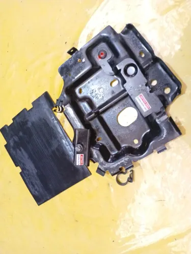 Suporte Base Parafuso Da Bateria Peugeot 207 2011 2012 2013
