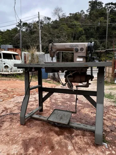 Máquina industrial com gabinete funcionando
