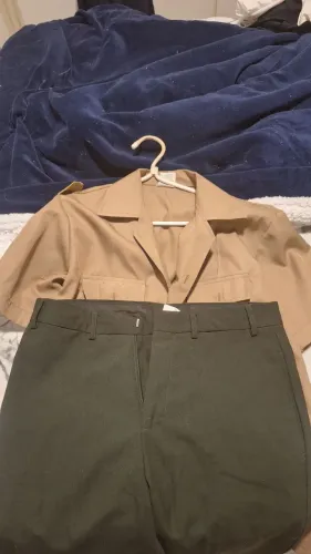 Camisa bege e calça verde (uniforme delta)
