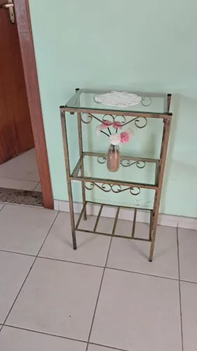 cadeira e mesinha