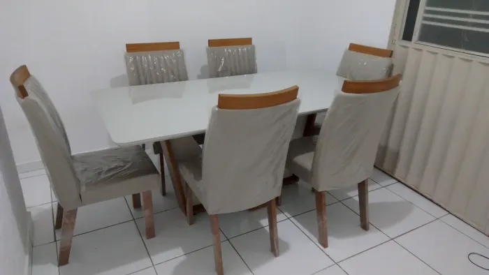 Vendo conjunto de mesa de jantar com 6 cadeiras, mais buffet 2 portas