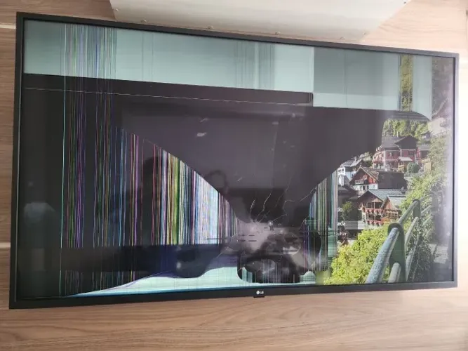 TV LG 55'' com tela quebrada - Para conserto ou retirada de peças