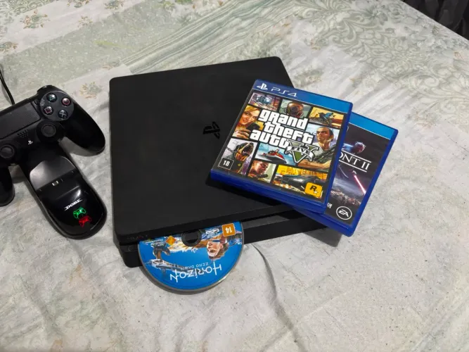 PlayStation 4 Slim + GTA V + Base Carregadora - Excelente Estado