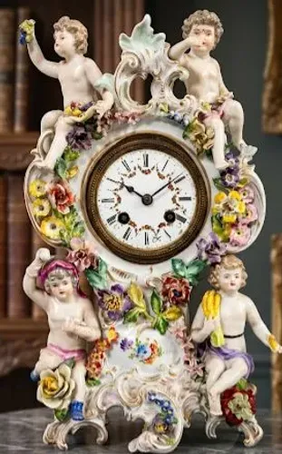 Rara caixa de Relógio em Porcelana Dresden-detalhes relevo  querubins ( sem mecanismo)