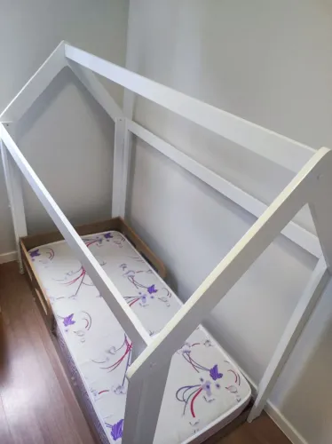 Cama Infantil Montessoriana (casinha), com COLCHÃO. NOVA, nunca usada.