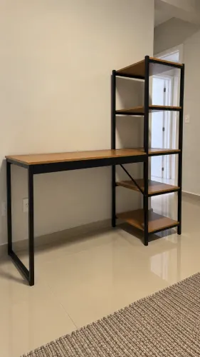 Mesa de Escritório Industrial com Prateleiras