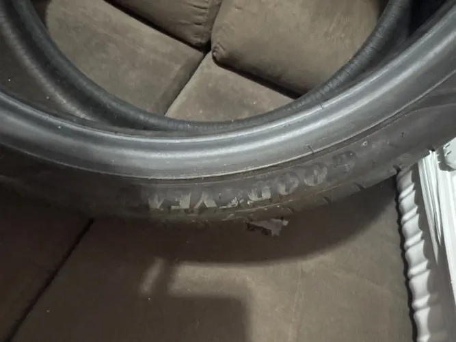 Pneu Goodyear 245/35/20 um par 200 cada