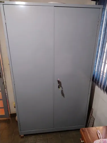 Armário de aço bem conservado medindo 468 mm x 1, 2 m x 1,98 m ( profundida, comp e altur)