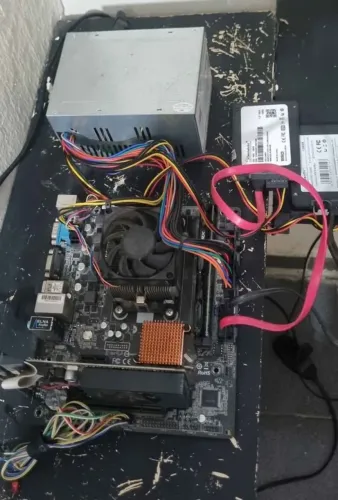 Pc sem gabinete, funcionando