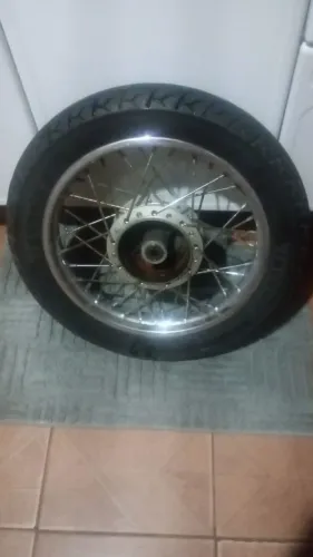 Aro traseiro com pneu....aro dianteiro sem pneu