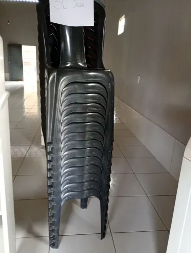 Cadeiras em plástico cor preta.