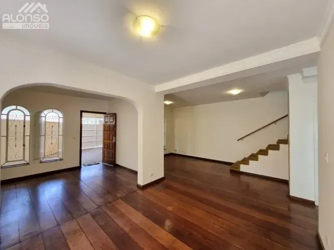 CASA A VENDA, 140m², 4 DORMITÓRIOS, SENDO 3 SUÍTES, VARANDA, JARDIM ESTER
