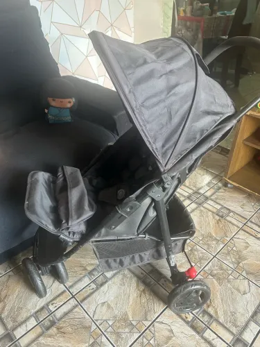 Carrinho de bebê seminovo