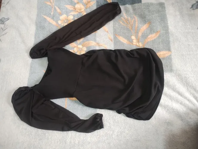 Vestido com mangas de tule e elástico na lateral, usado 1 vez. Tamanho M