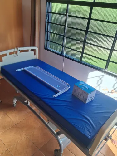 Cama Hospitalar elétrica 3 níveis + colchão impermeável D28 e pneumático seminovo.Tudo Ok!