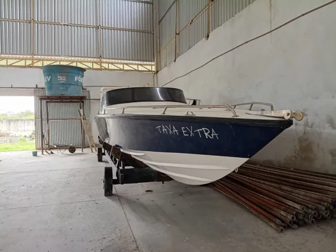 Lancha 33 pés com reboque vendo ou troco