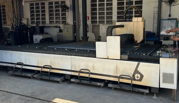Corte a laser de fibra 6kw mesa útil 4m x 2m