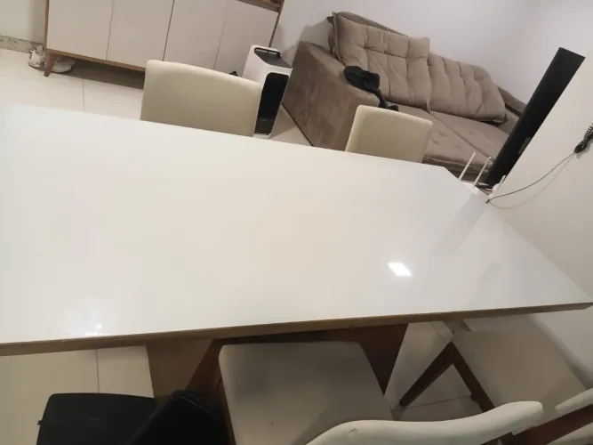Vendo mesa com cadeiras