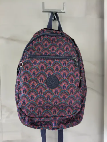 mochila kipling estampada média