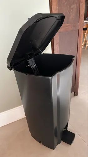 Lixeira preta em polipropileno 100L com pedal - NOVO