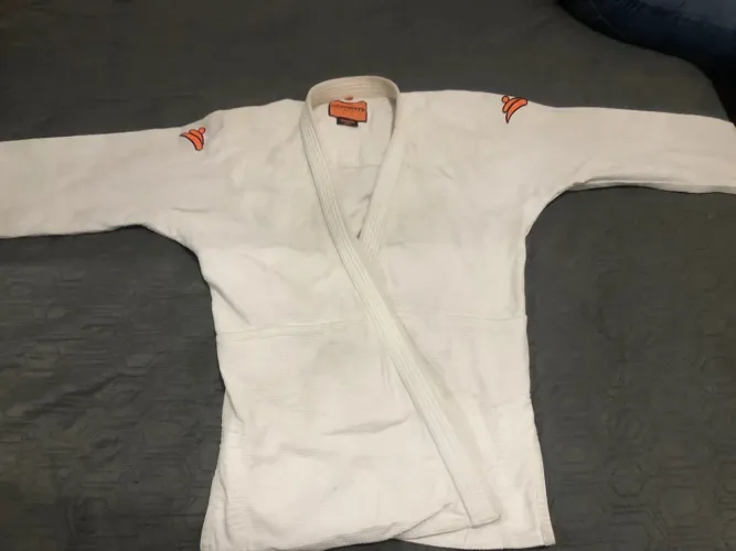 Vendo 2 kimonos de jiu-jítsu tamanho A2