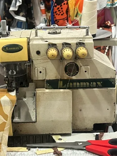 MAQUINA DE COSTURAR OVERLOQUE INDUSTRIAL LAMAX