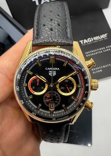 Relógio Estilo TAG Carrera com Pulseira de Couro