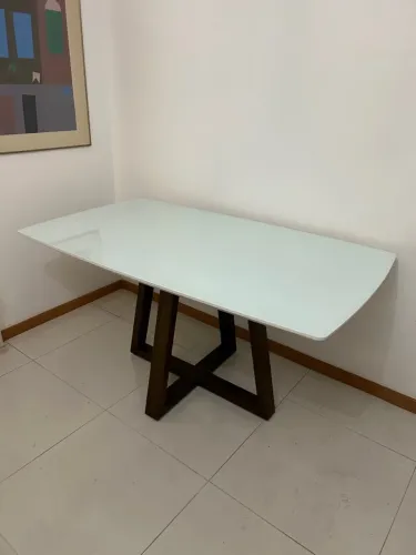 Mesa de jantar 6 lugares tampo de vidro pé de madeira