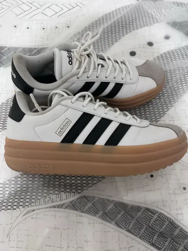Tênis adidas