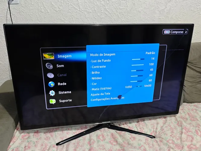 Smart tv Samsung 40" pequeno trinco na tela e uma micro linha horizontal