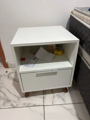 Criado mudo branco