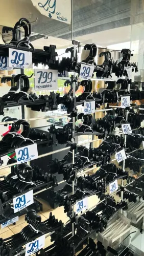 Cabides de saia preto na promoção