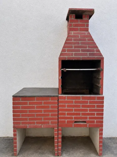 Churrasqueira de alvenaria com bancada