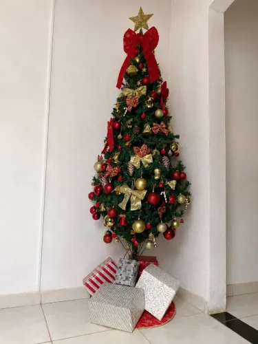 Vendo Árvore de Natal 2,10m com Pisca-Pisca 127v, Enfeites, Saia, e muito mais.