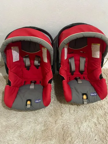 2 cadeirinhas bebê conforto com suporte 300,00 cada