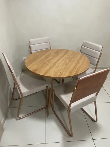 Mesa com 4 cadeiras - acabamento metálico na cor cobre