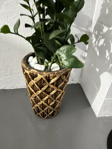 Linda planta artificial com vaso