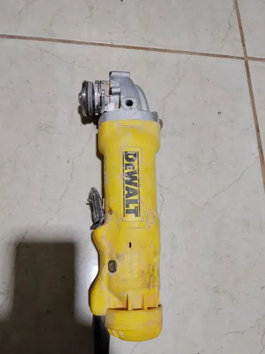 Vendo Esmerilhadeira Dewalt 110 watts semi nova sem disco de proteção e cabo lateral