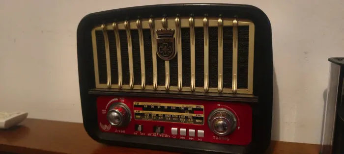 Vendo caixa de som vintage para decoração ou retirada de peças