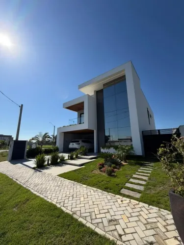 Casa Duplex Alphaville Cabo Frio, 280m², 3 Suítes c/ Closet, Área Gourmet, Piscina, Pé-Dir